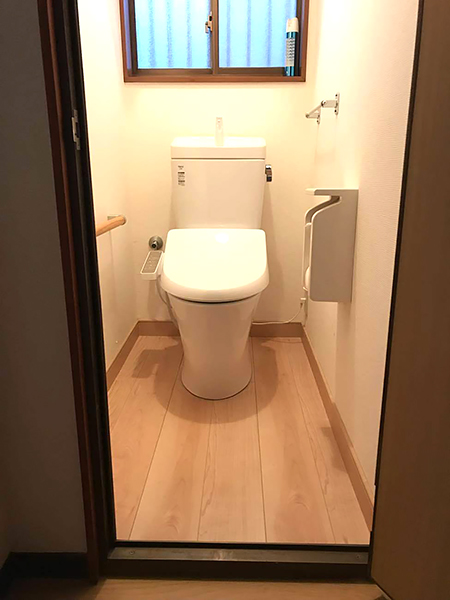 千葉県成田市 トイレ リフォーム|痛みが気になっていたトイレを床と同時に一新