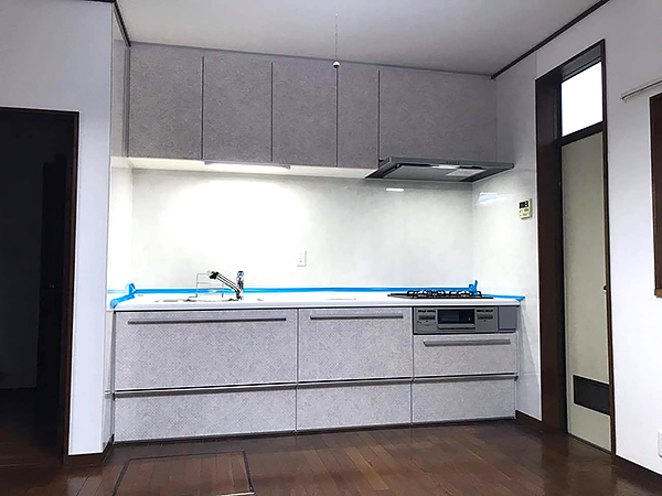 茨城県稲敷市|既存の壁面にぴったりに収まるキッチンを配置