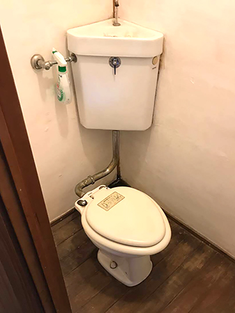 千葉県成田市 トイレリフォーム|ぐわつく床と壁面も併せて修繕して明るい空間に