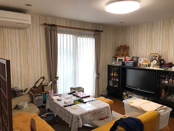 茨城県潮来市クロス貼替|柄のクロスを取入れて明るく