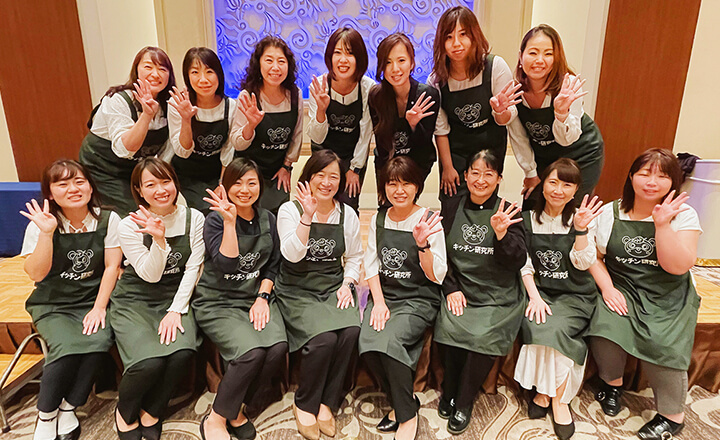エプロンを着たキッチン専門スタッフの集合写真