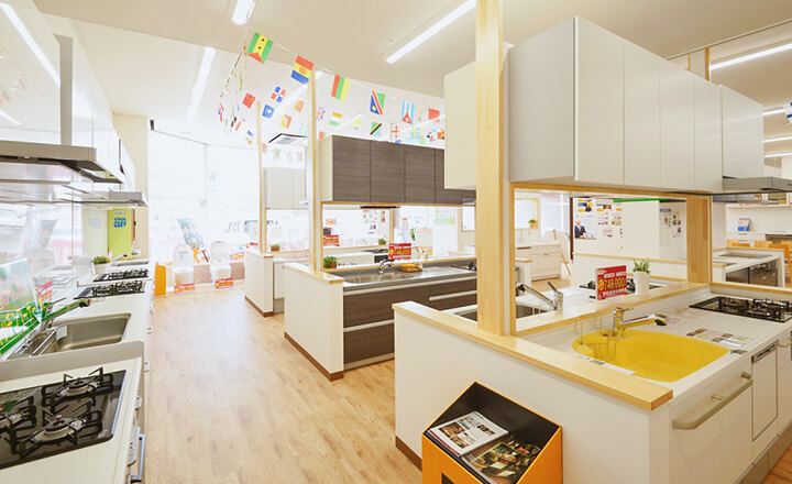 複数のキッチンが展示されたショールーム