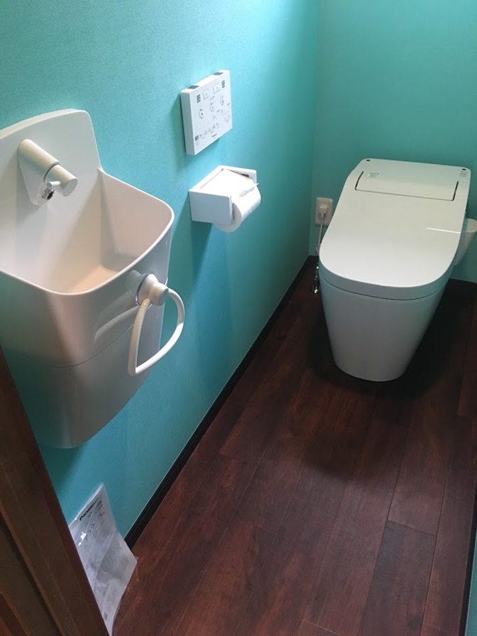 水色の壁紙のトイレ