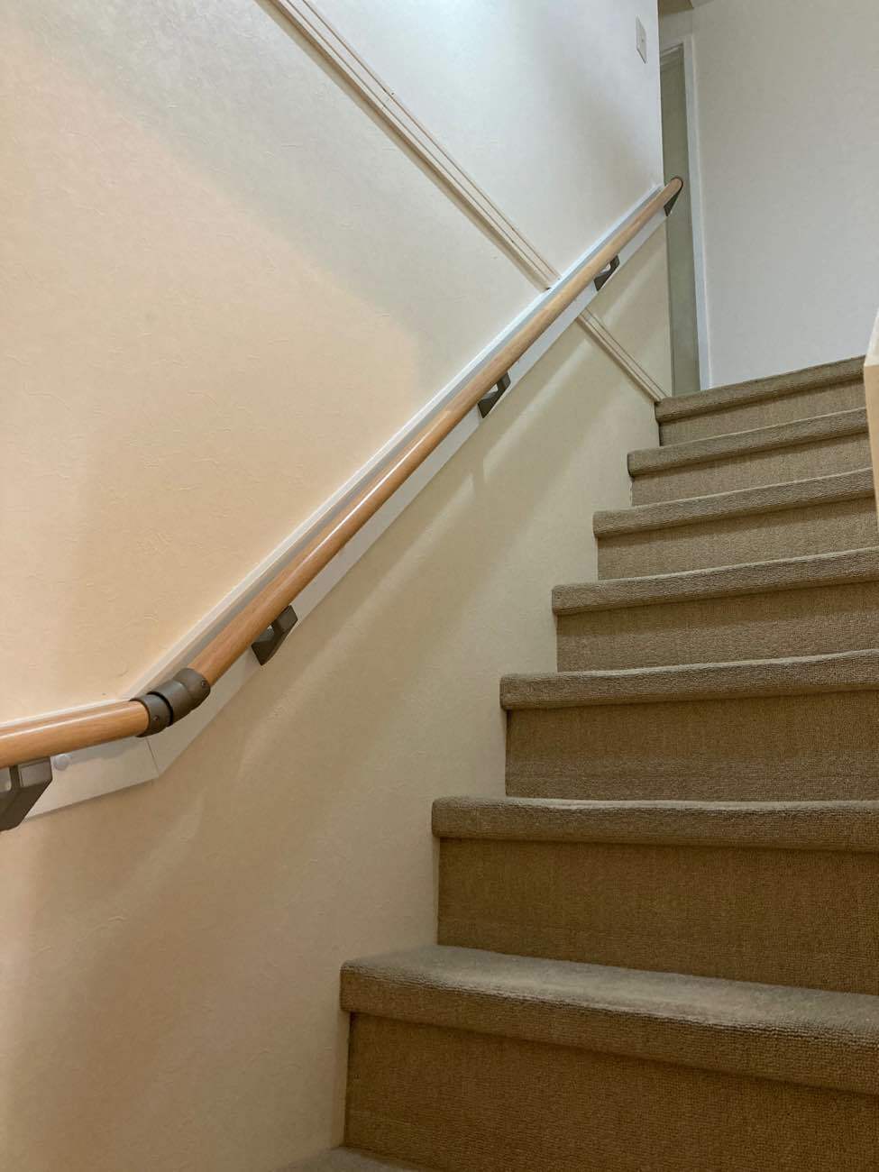 足を悪くしたご家族に合わせた階段手すり