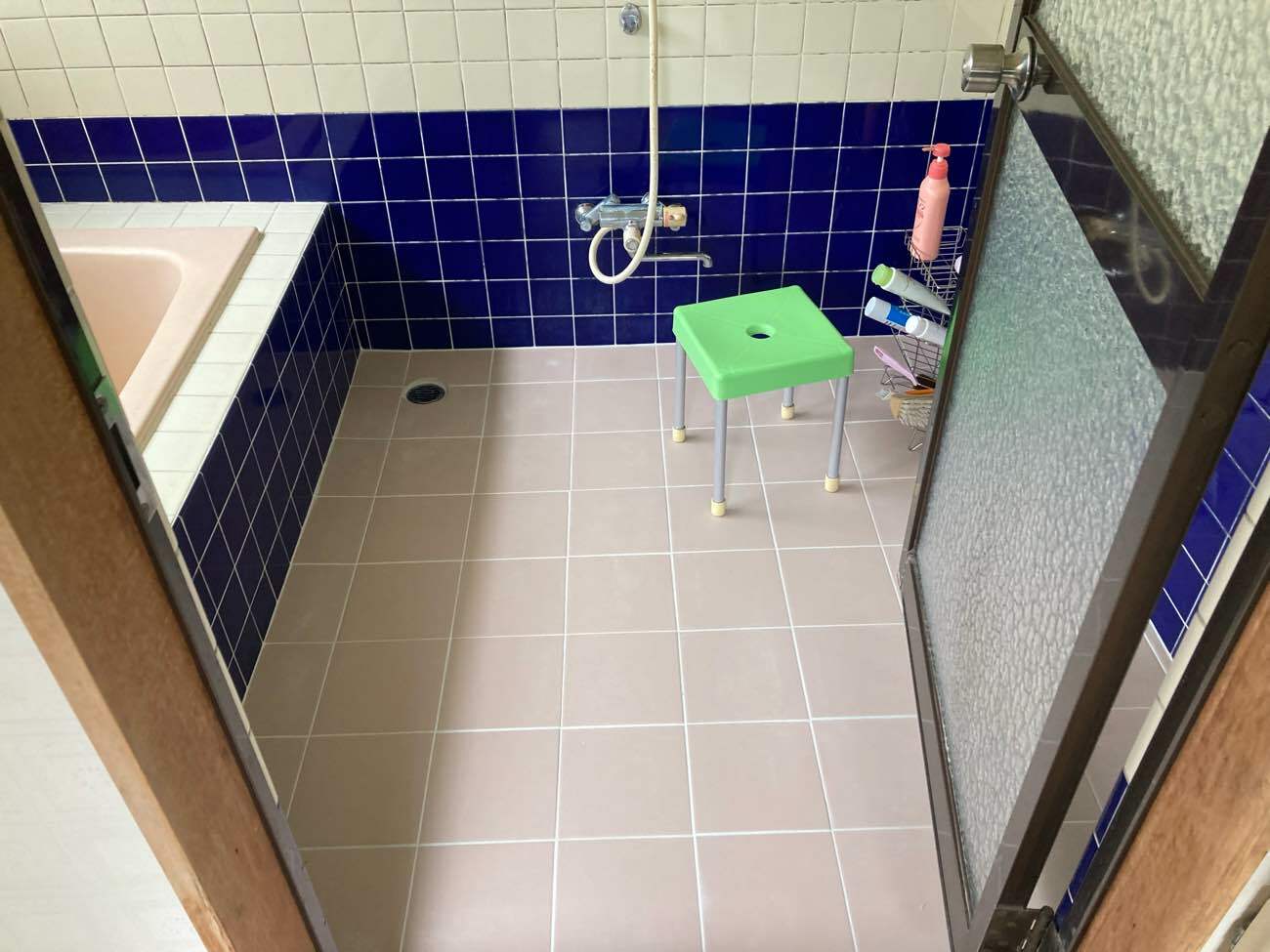 割れた浴室の床タイルを修理