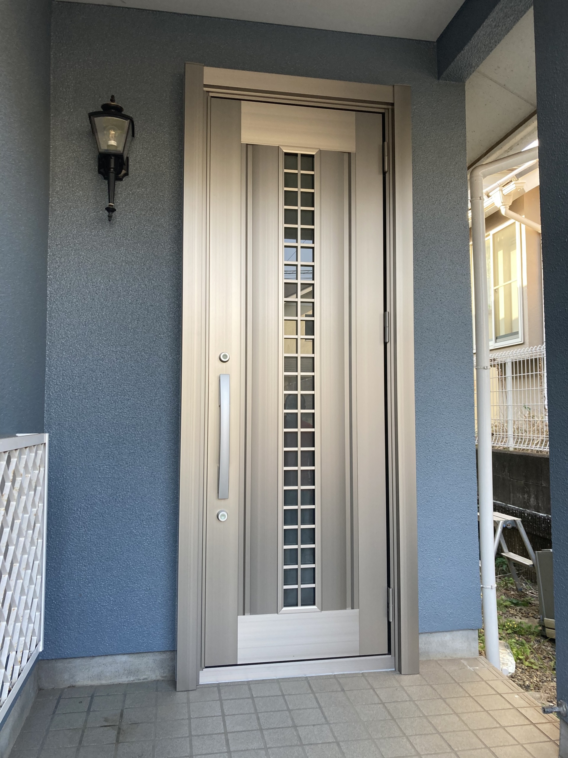 鍵のみ変更不可、1日でドアごと交換