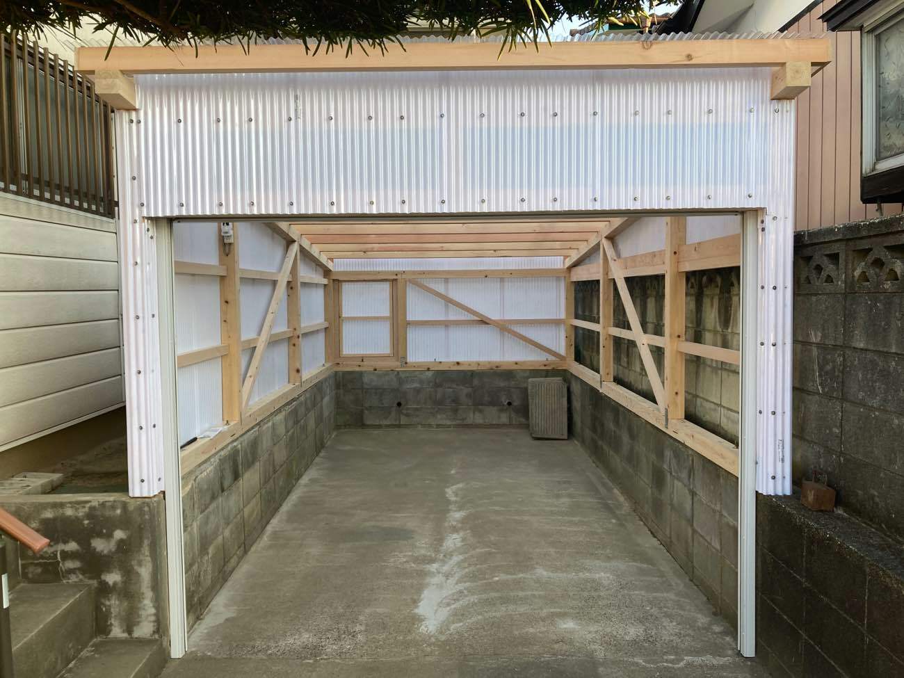 造作で同じ見た目、シャッター付きの車庫に