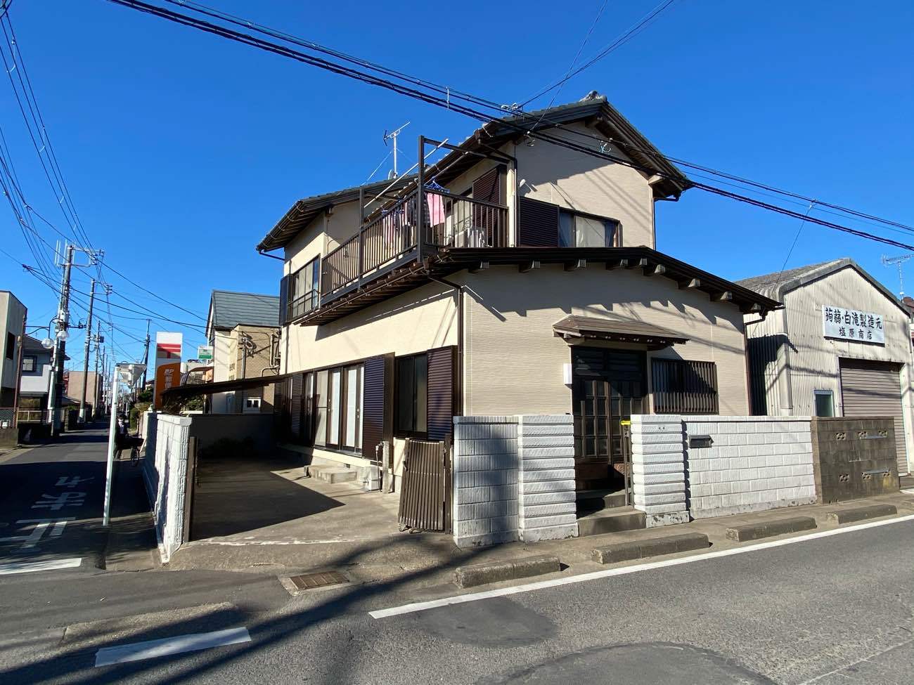 台風で傷んだ外壁や霧除け屋根の改修