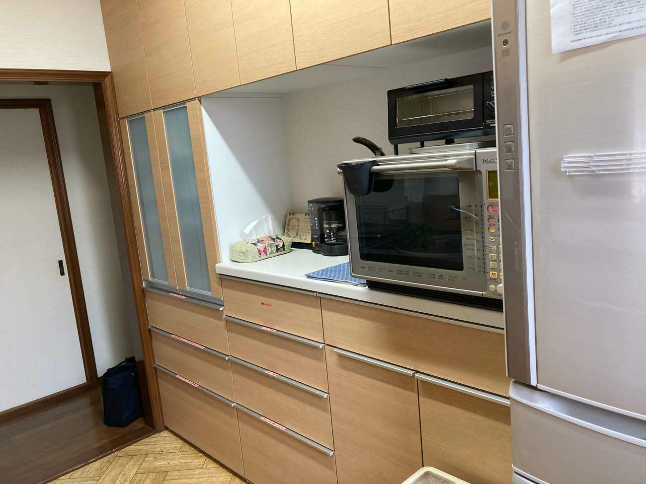 背面収納で食器の収納スペースも