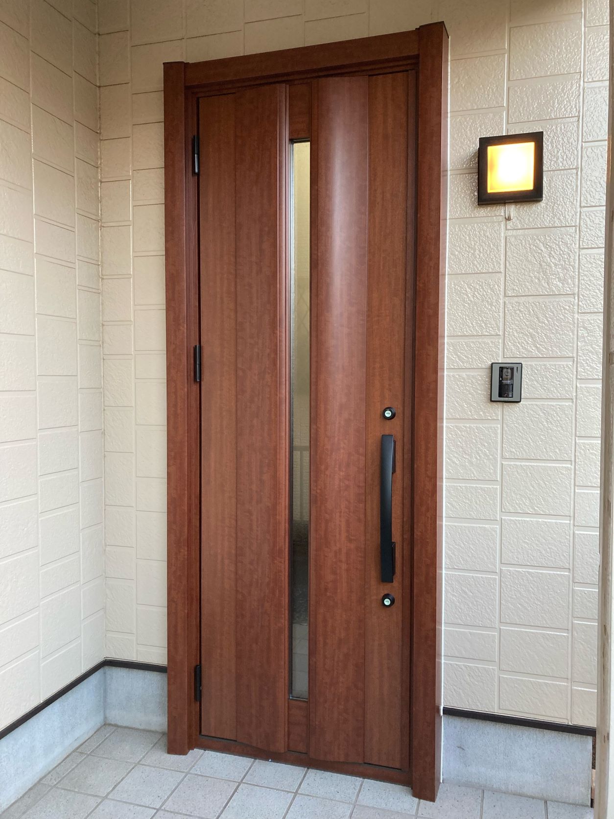 外壁に合わせた色と光が入るデザイン