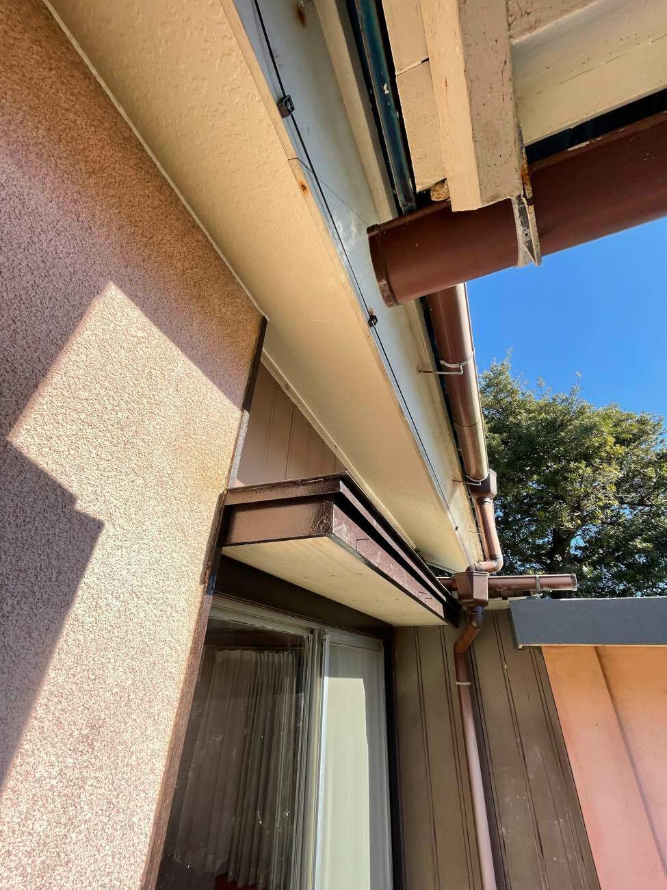 別の部分に素材を合わせた軒天張替え