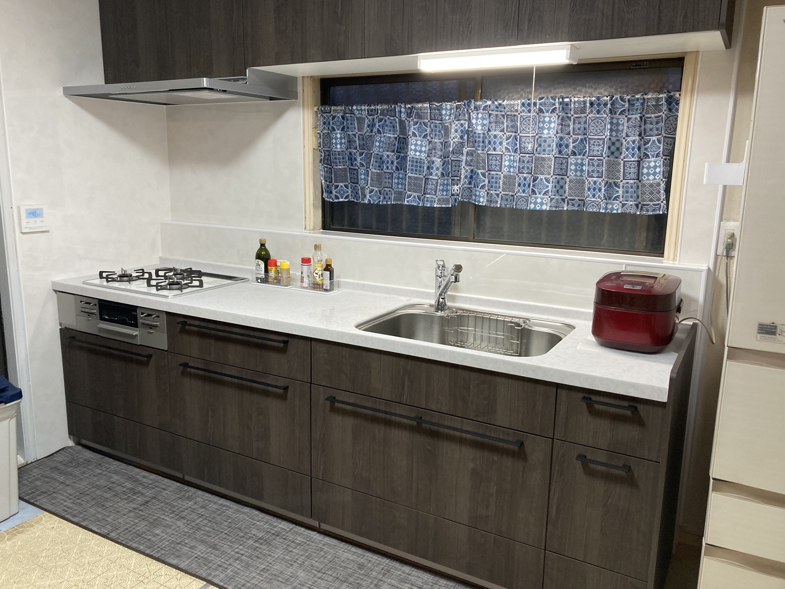 吊り戸の位置を下げて使いやすく