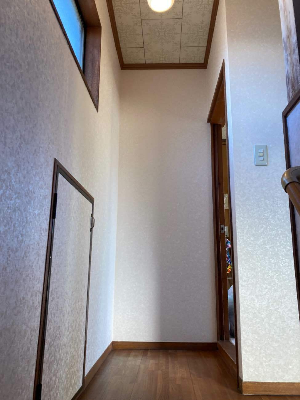 床や壁の改修と階段の手摺設置