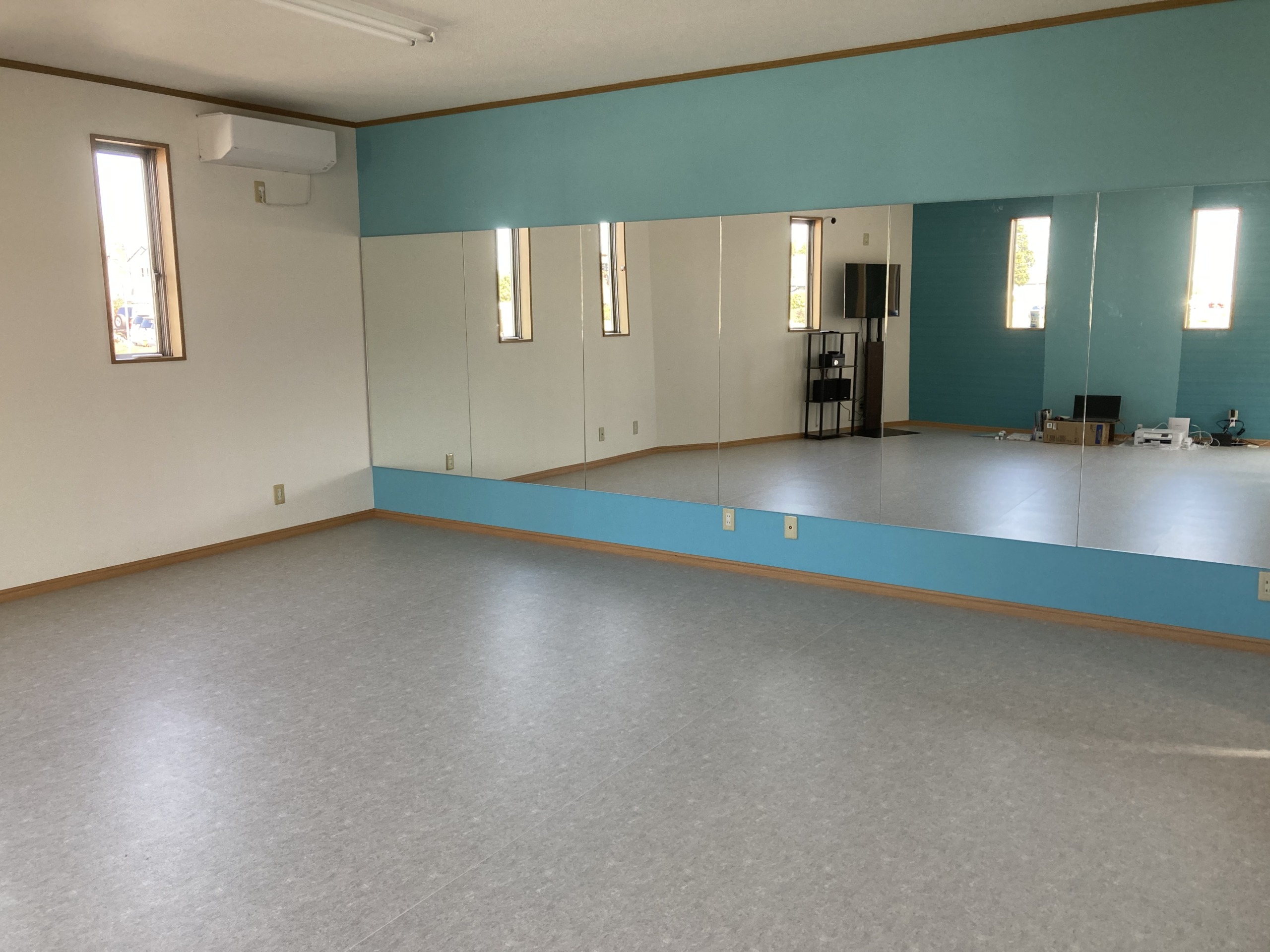 こだわりの床と壁の明るいバレエ教室へ