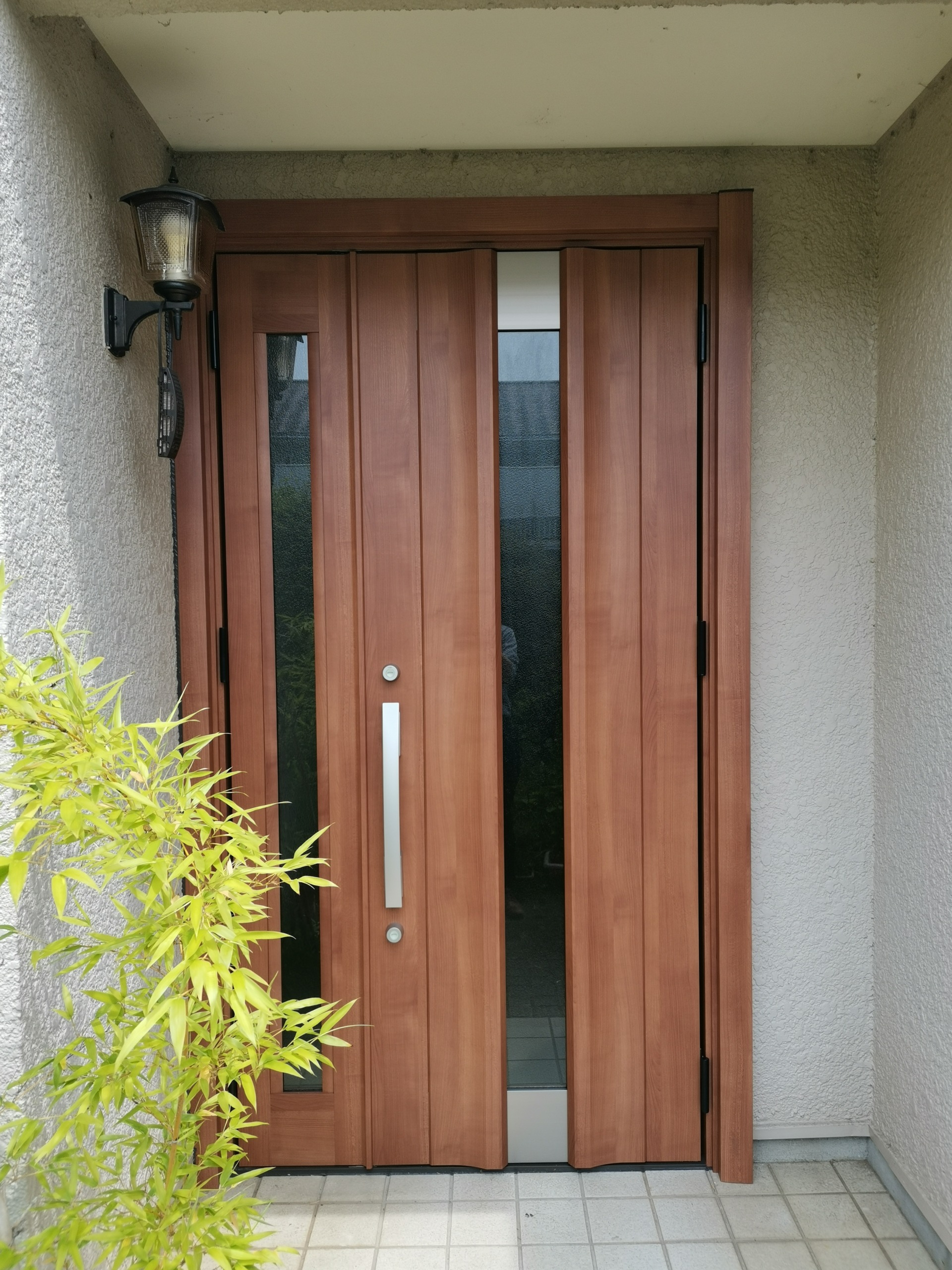 カバー工法！1日で玄関ドアのイメージを一新