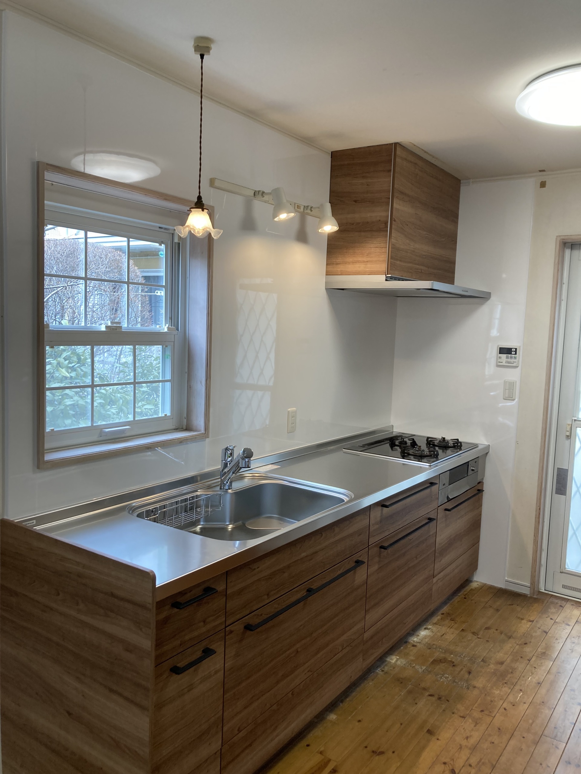 足元まである引出しで収納力アップ