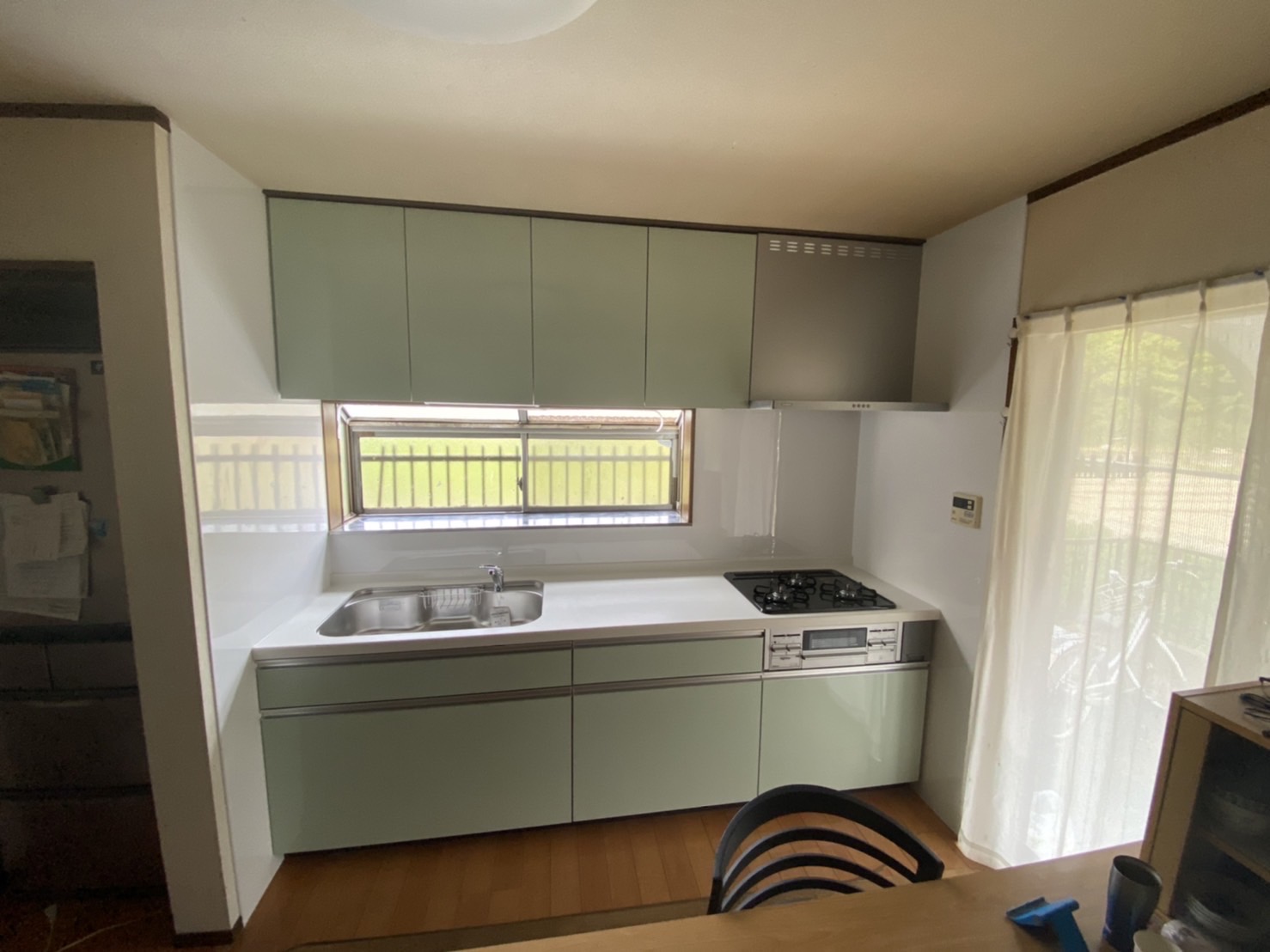 既存より明るい色のキッチンに