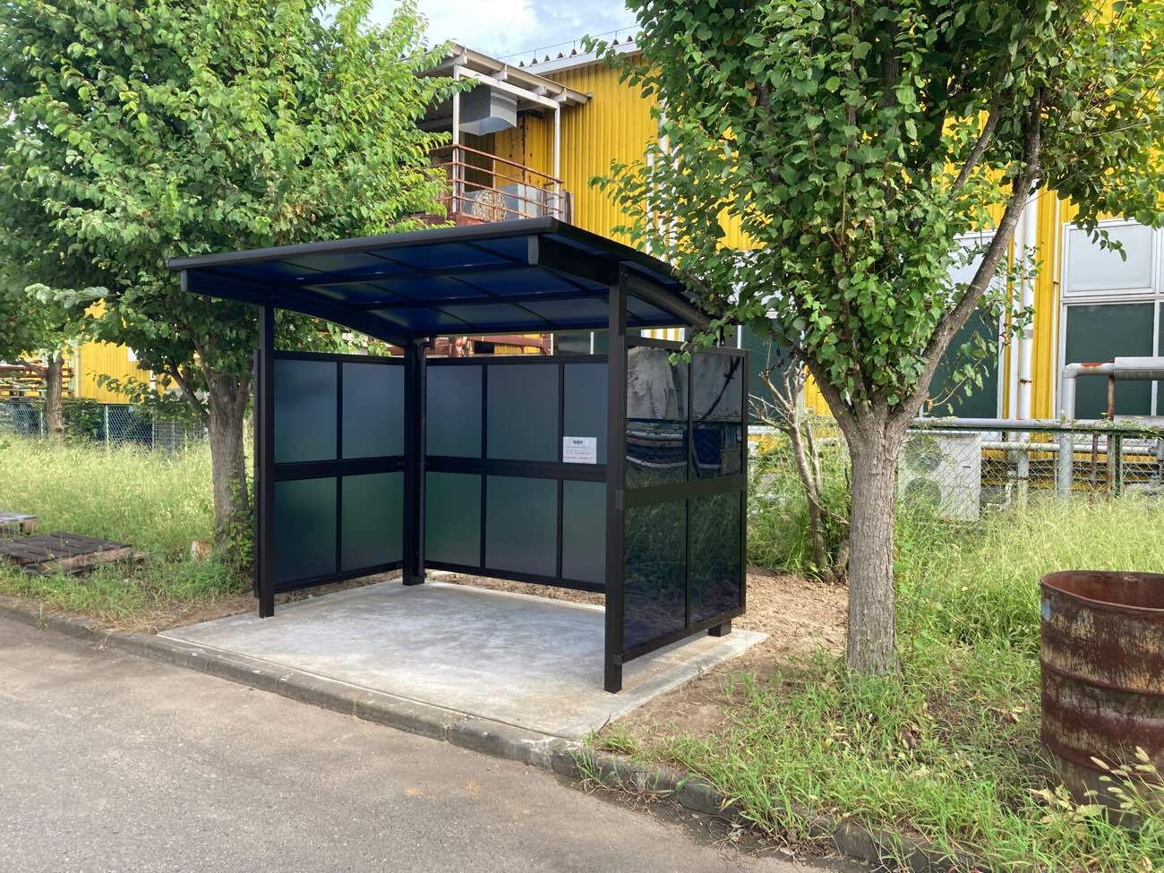 屋外の喫煙所で分煙対策に