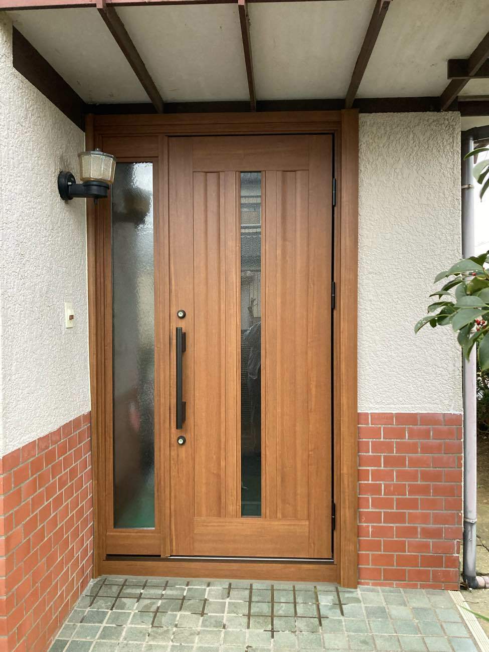 足元まで日が差し込む明るい玄関