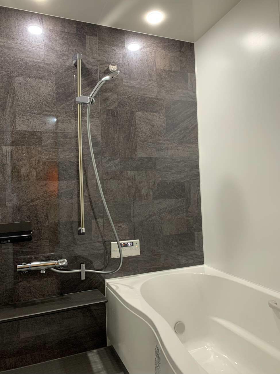 窓を隠して寒さ＆防犯対策のお風呂に変身！