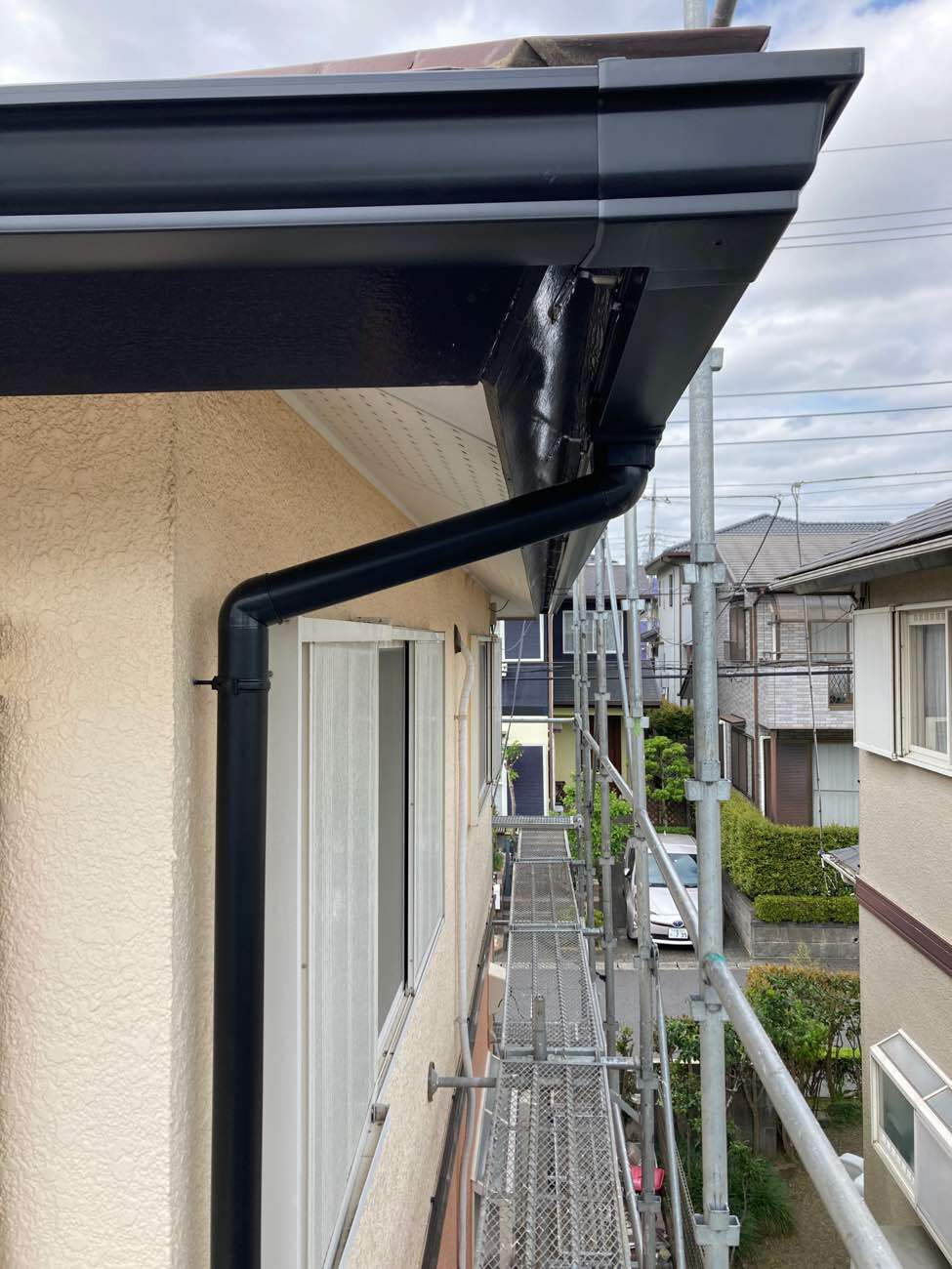 雪で歪んだ雨樋、交換で雨の日も安心