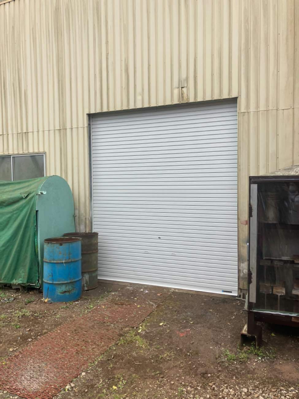 工場のシャッター交換、費用はどのくらいかかる？