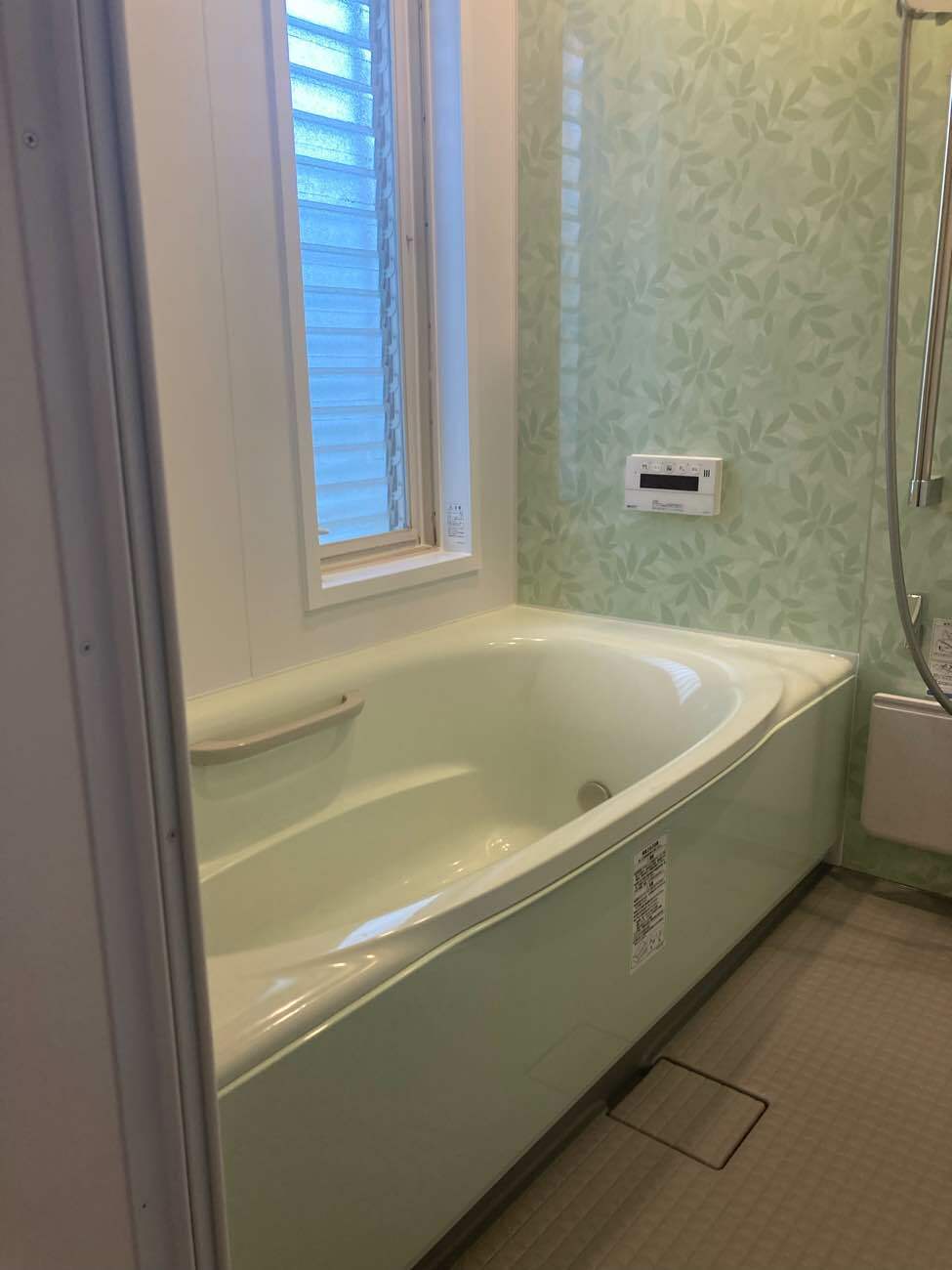 浴槽とアクセントパネルの色を統一し、まとまりのある空間へ