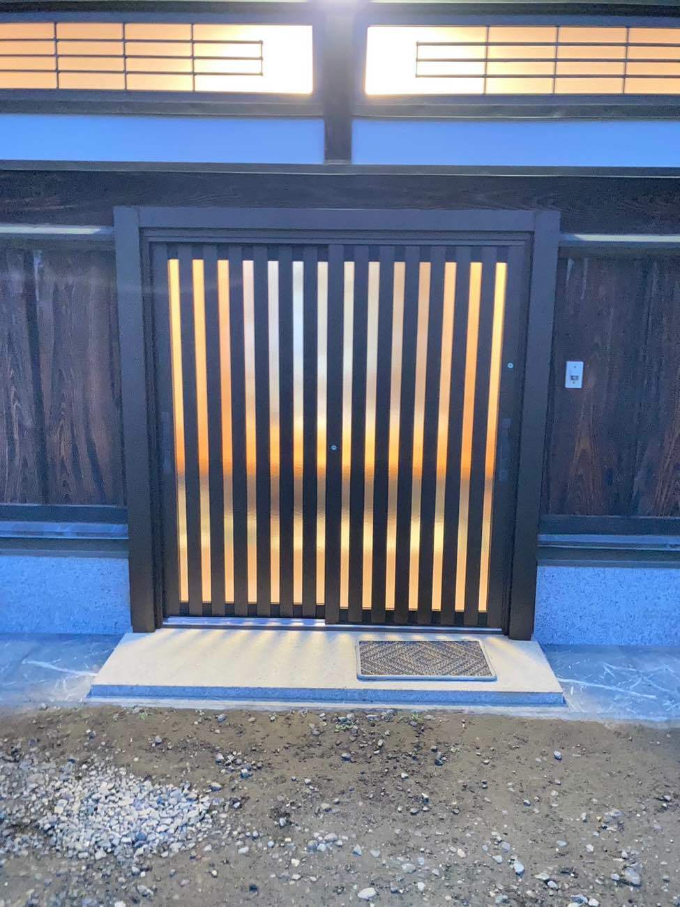 ご自宅の雰囲気に合わせた和モダンの玄関ドアへ