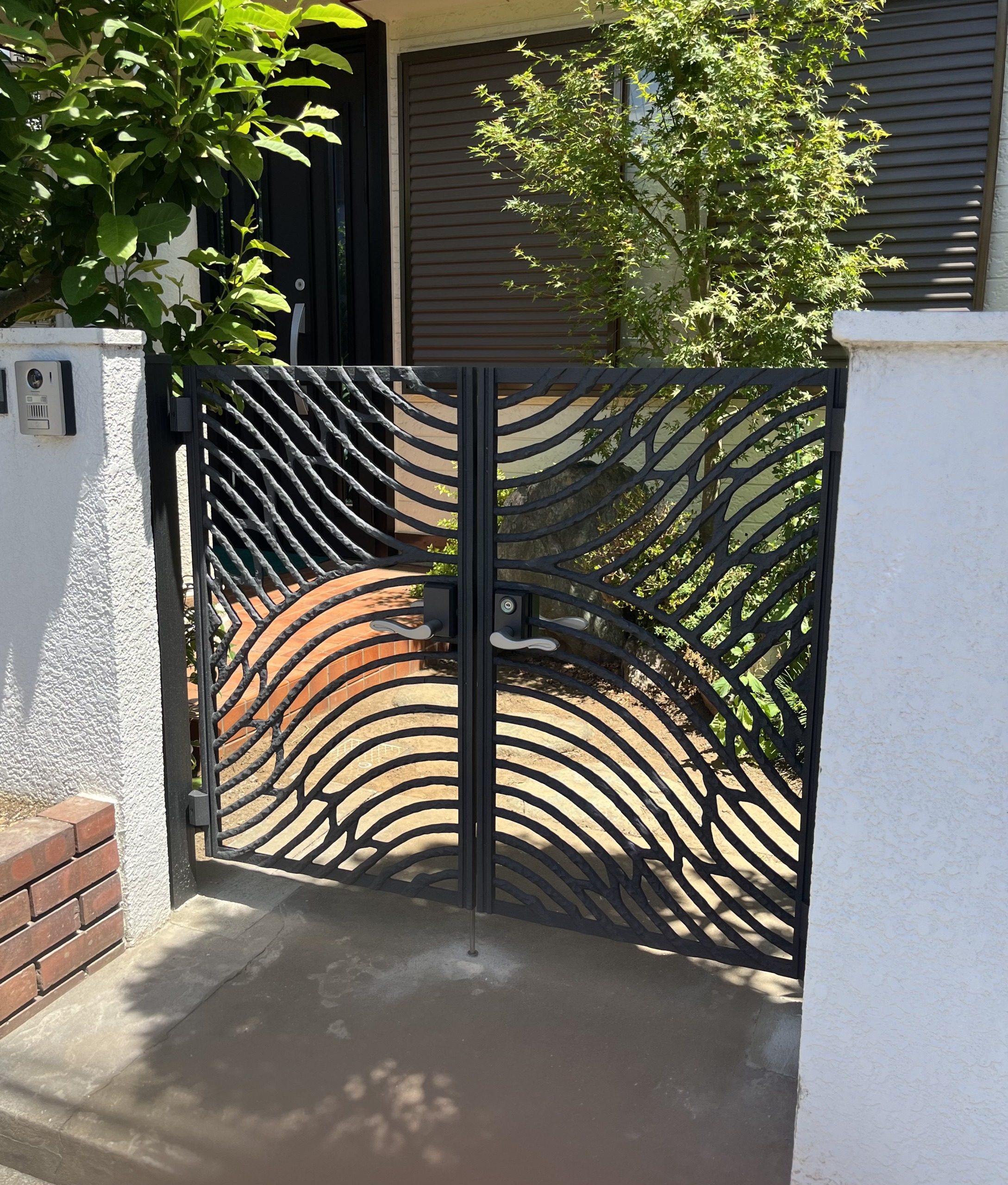 お家の雰囲気に合わせて落ち着いた玄関ドア