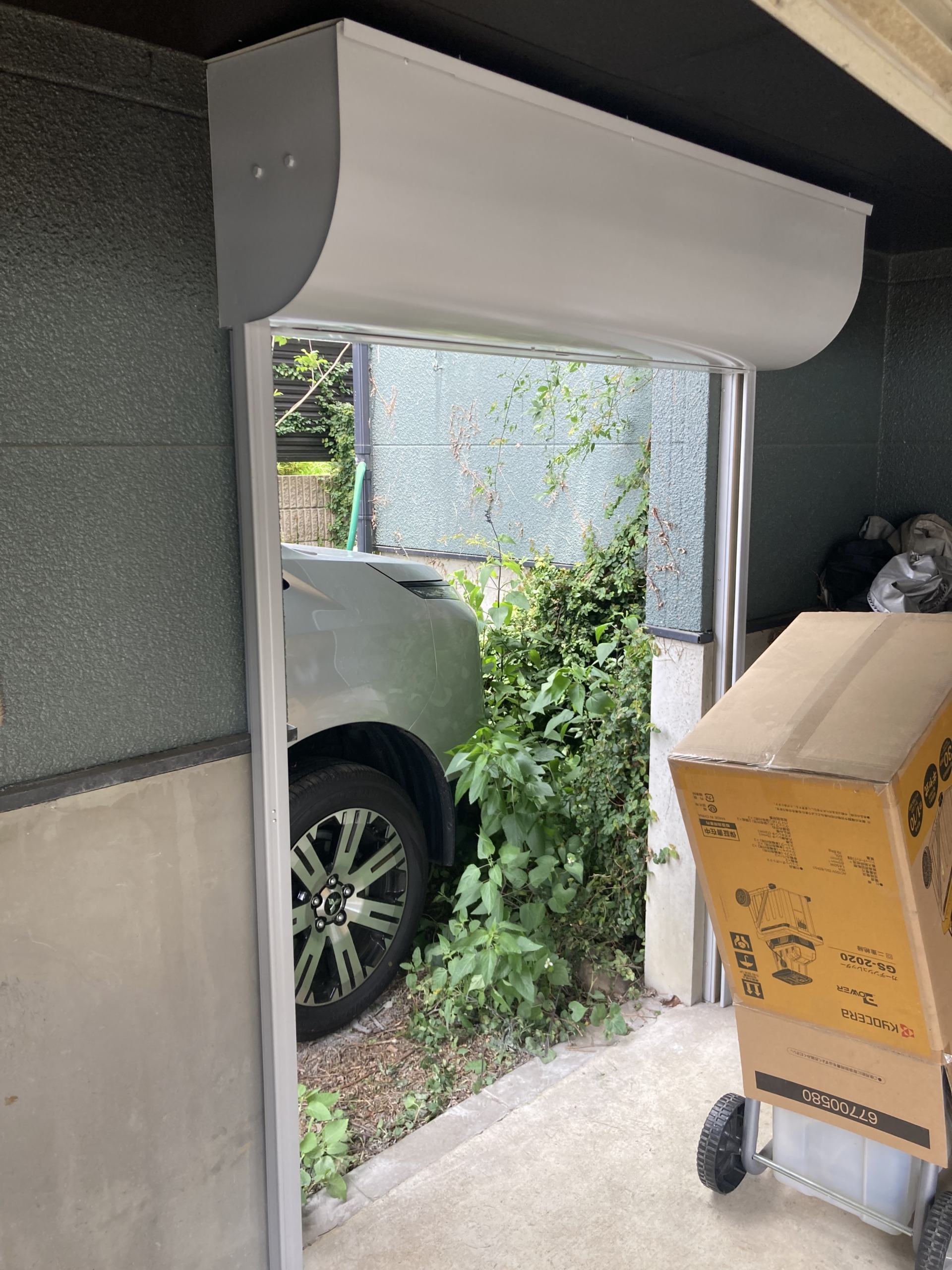 ガレージにシャッターを新設、費用は？