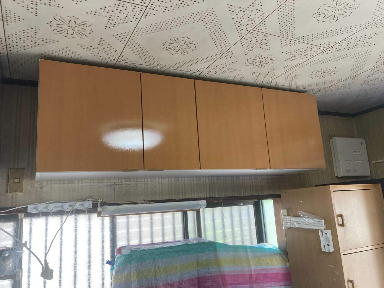 古くなった吊り戸棚が1日で新品同様に