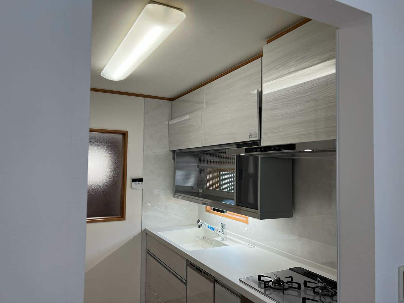 調理スペースを確保、高身長のご夫婦に合わせた空間に