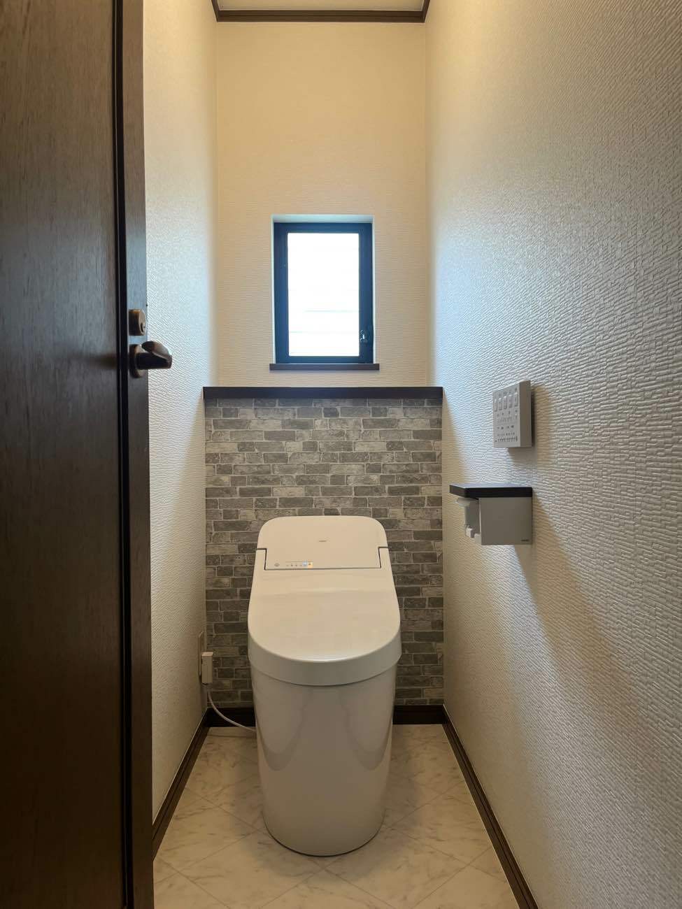 ロータンクトイレでスッキリした空間に