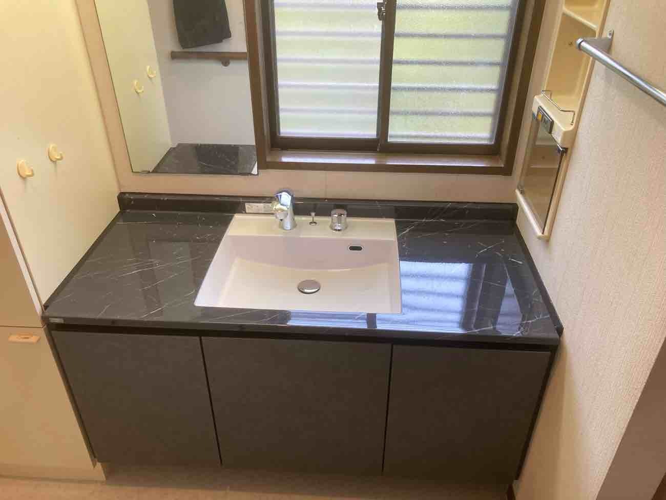幅広間口の洗面化粧台を交換
