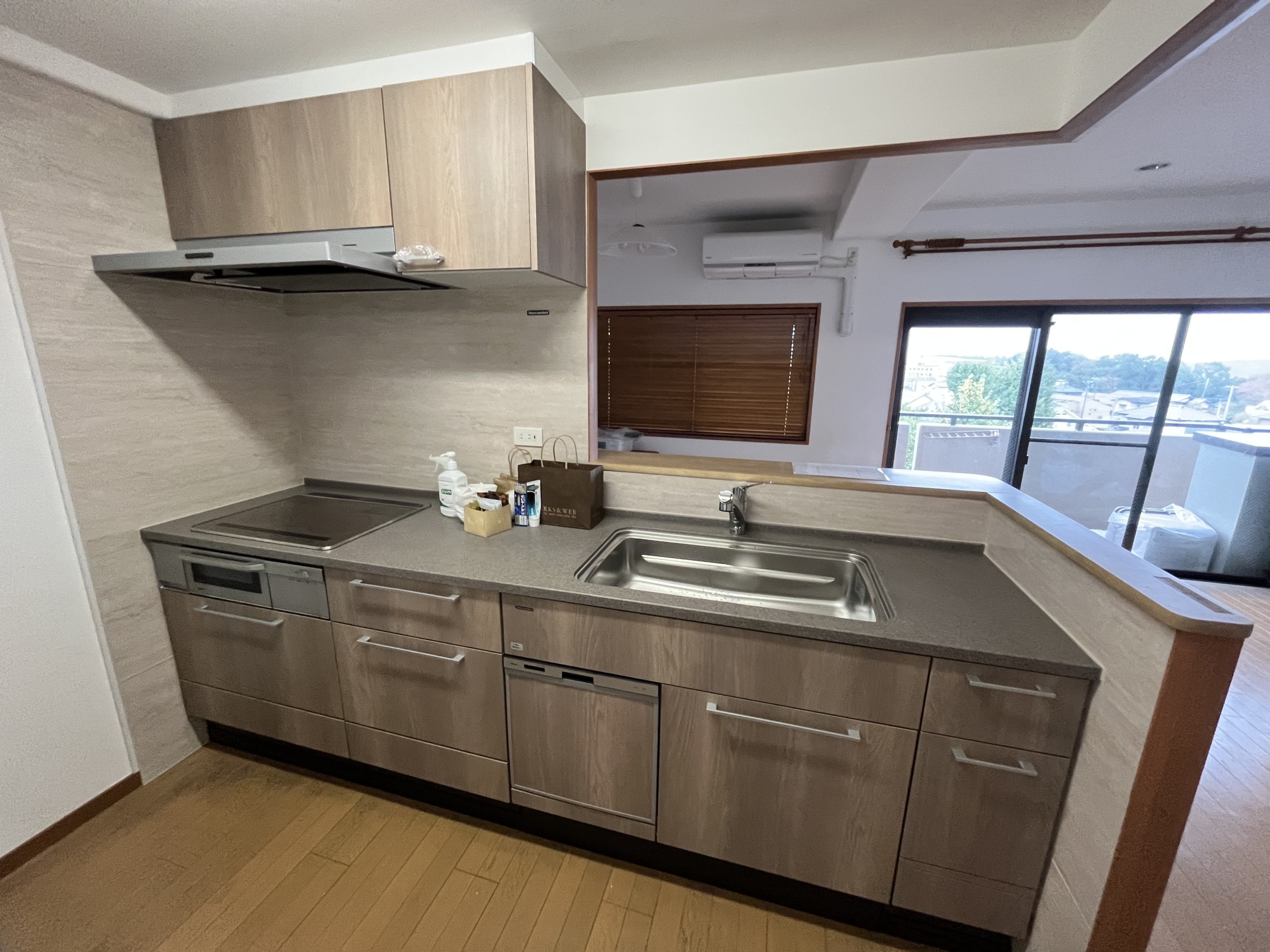 シンク上の壁を撤去し、開放的なキッチンに