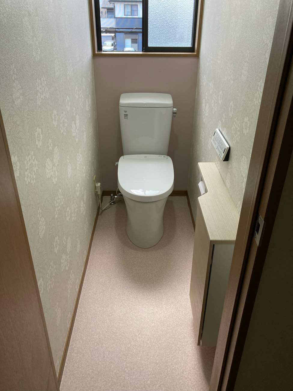トイレの水漏れを解消し、収納スペースの確保とクロスも一新