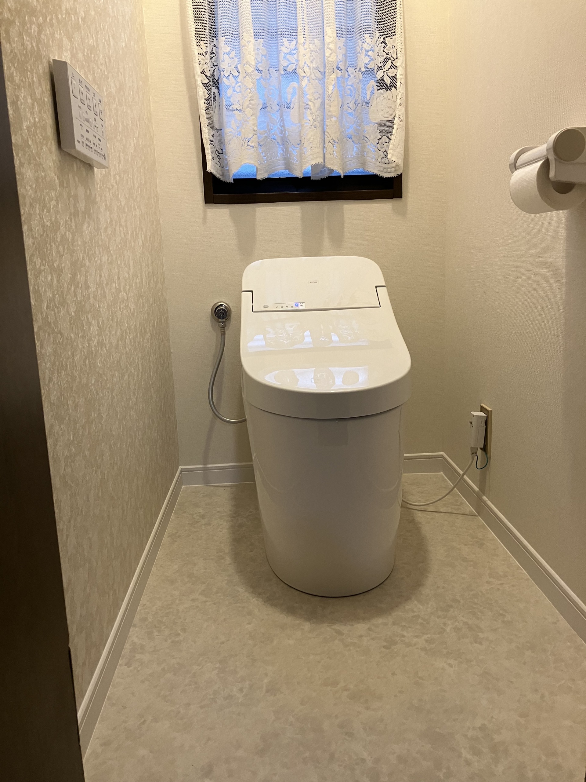 ロータンクトイレへ交換＆壁・床も一新！