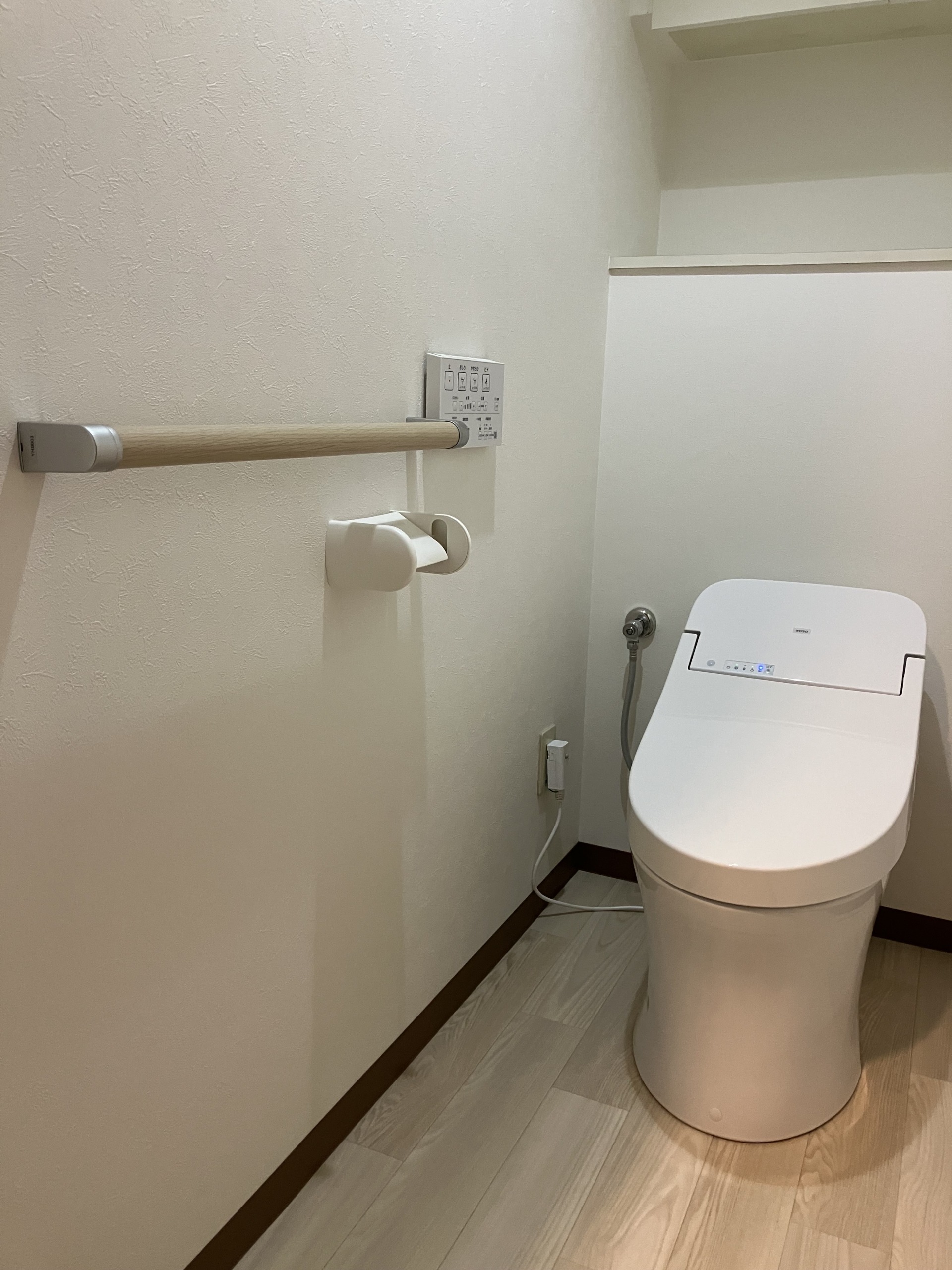 トイレ・壁・床を一新！将来のために手すりも付けて安心で快適な空間に