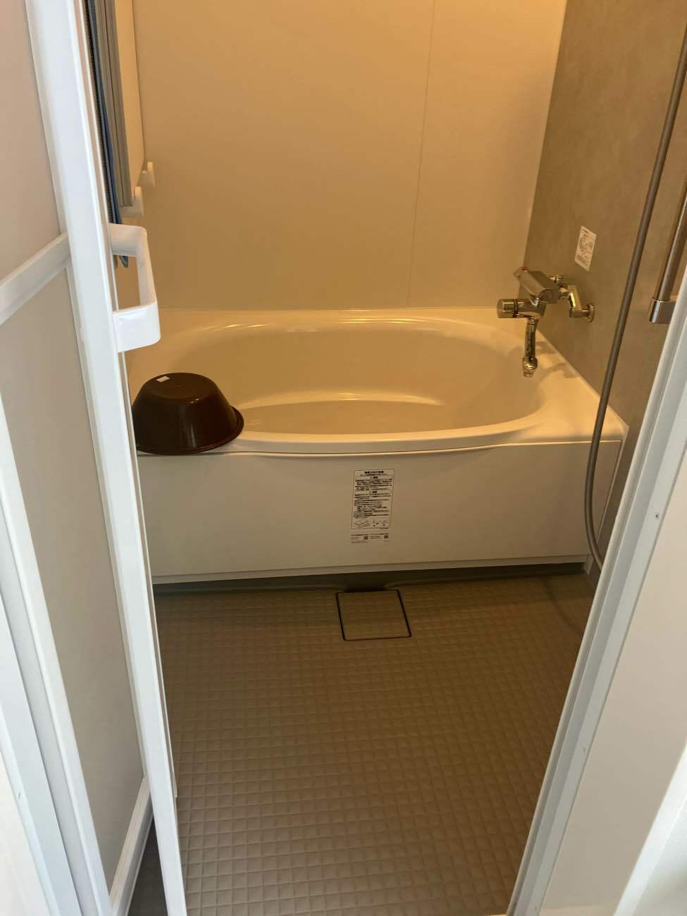 寒さと段差を解消し、暖かく安全なバスルームへ