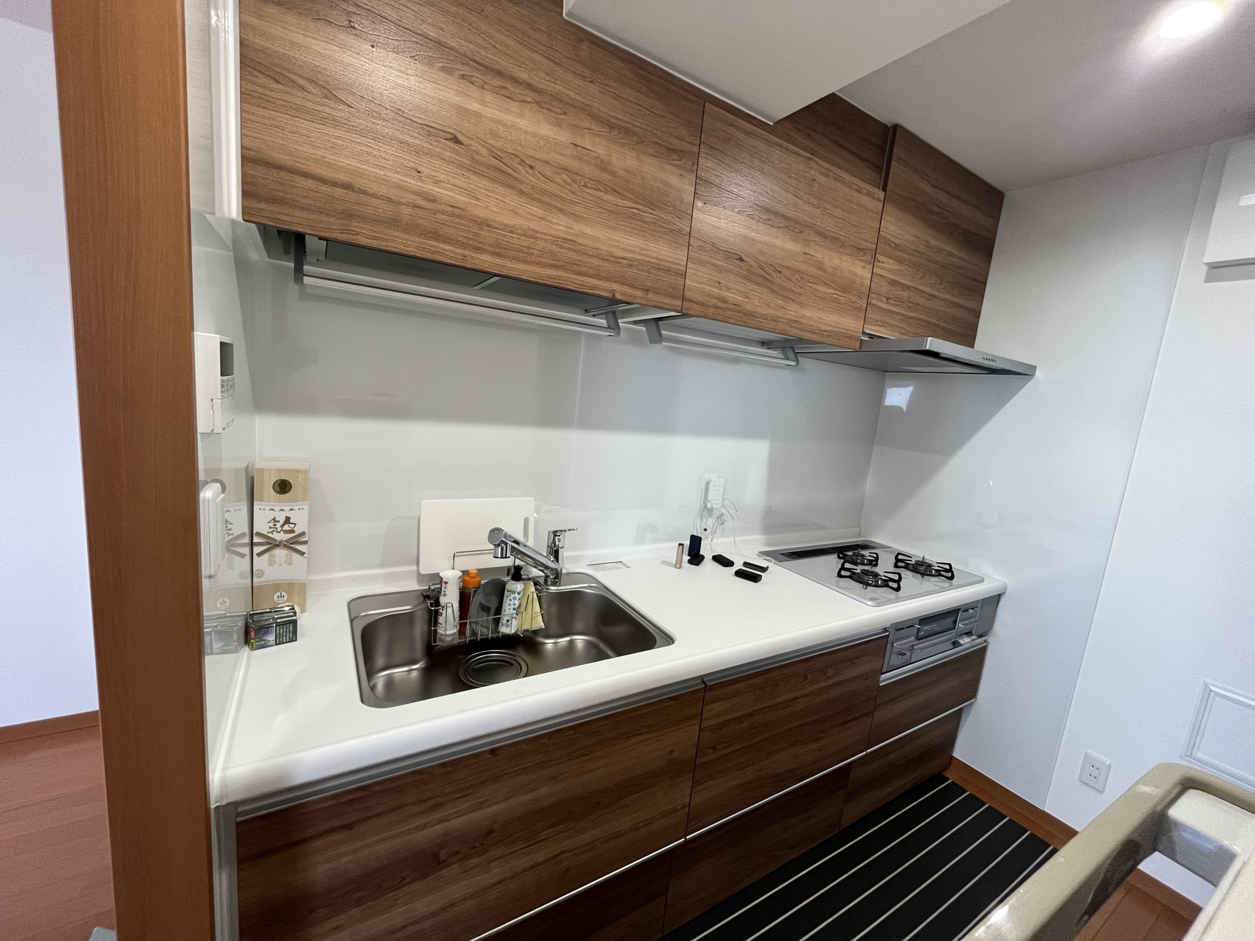 キッチン交換、ハンドムーブ吊戸棚で理想の収納空間を実現