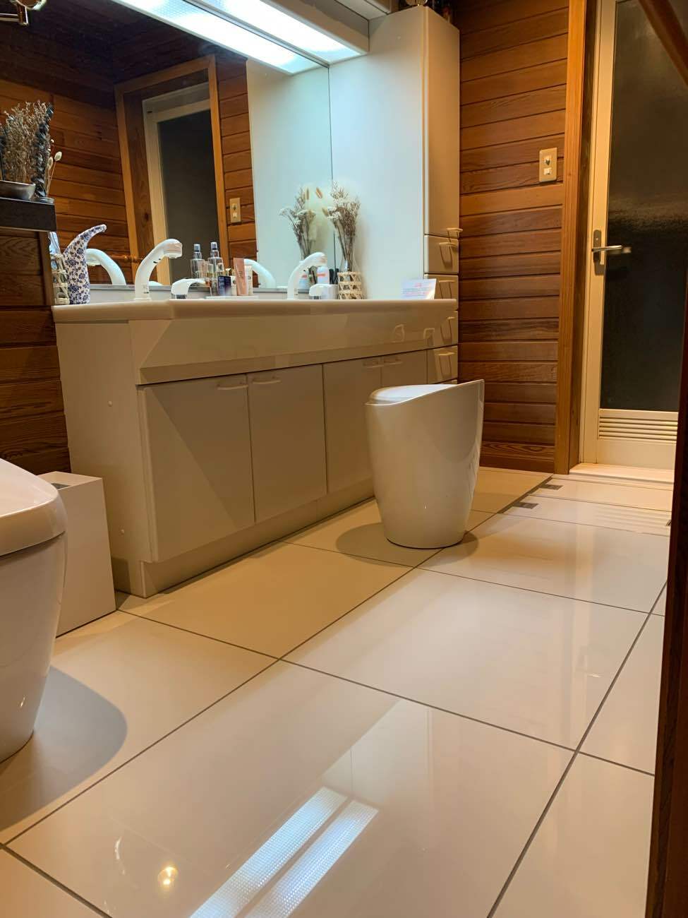 毎日使う脱衣所が変身、美しいタイルで高級感のある空間に