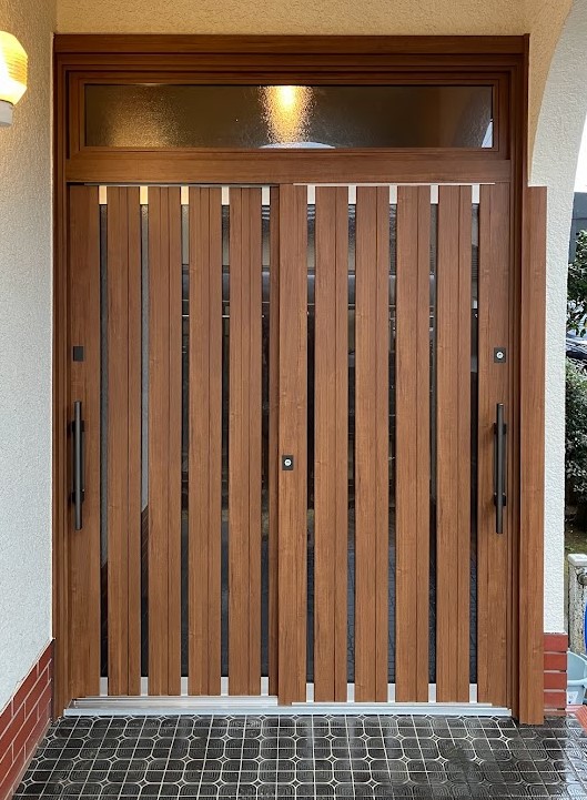 新たなドアで、明るく開閉しやすい玄関へ