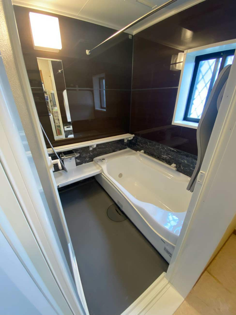 古くなってきた浴室を、断熱性・保温性に優れる商品に交換！