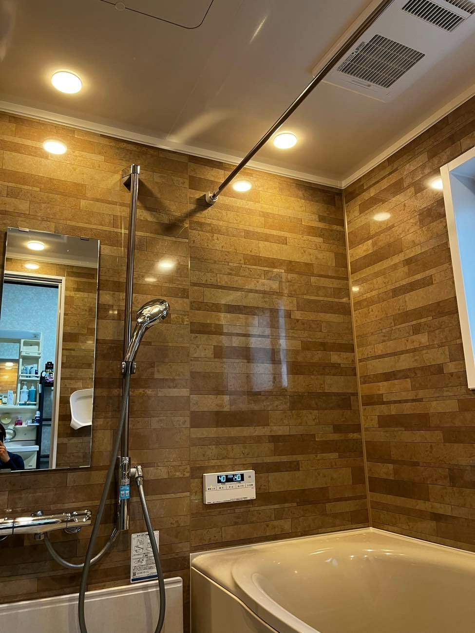 空間の妨げになる柱を、構造に問題ない場所へ移設し、より広いお風呂空間を実現