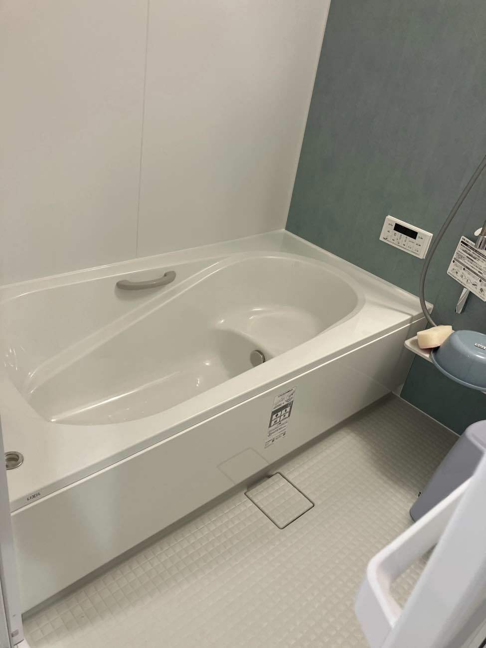 窓を取り外して”あったか浴室”リフォーム