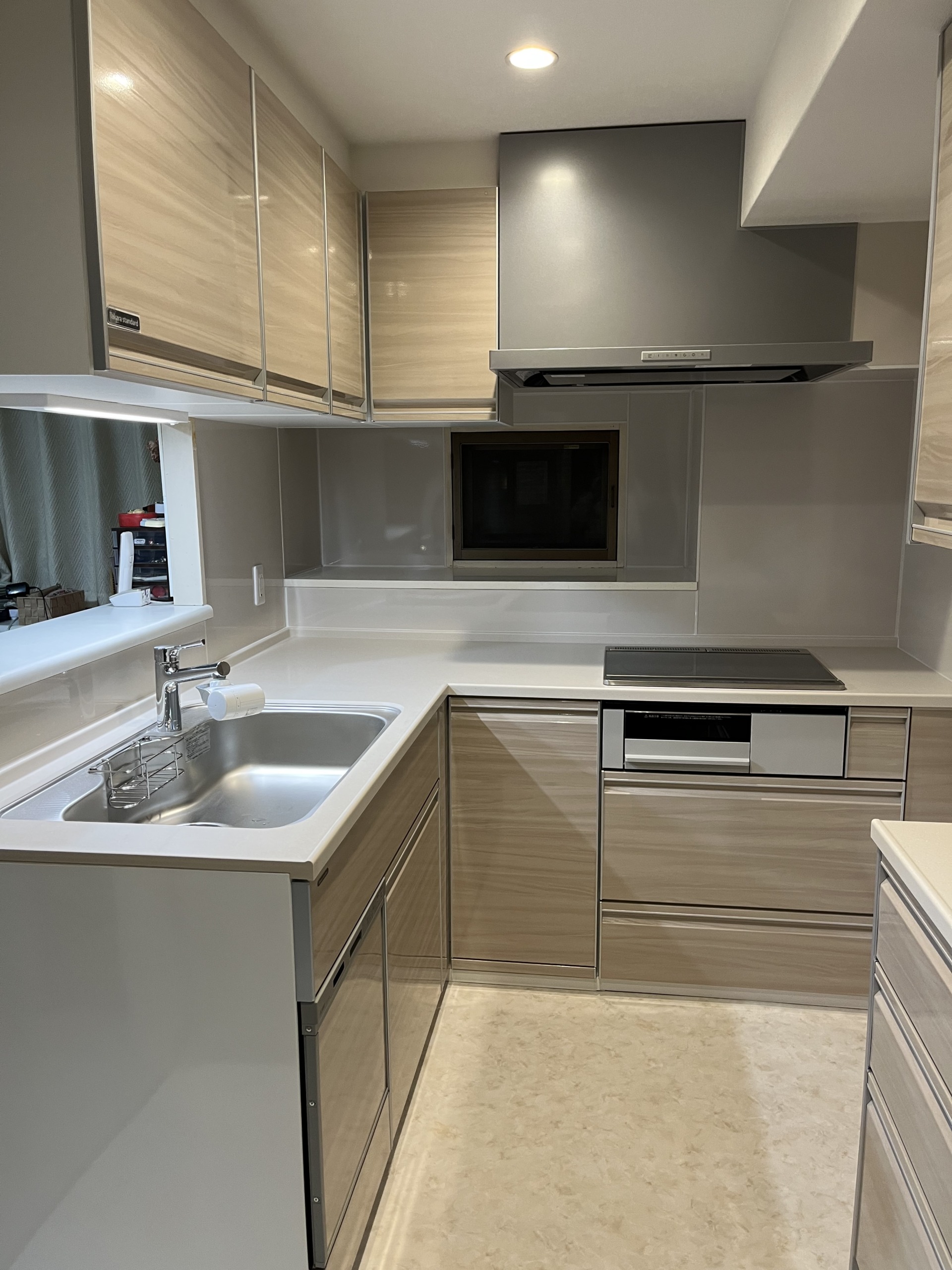 ホーローキッチンの美しさが際立つ、内装まで整えた上質空間