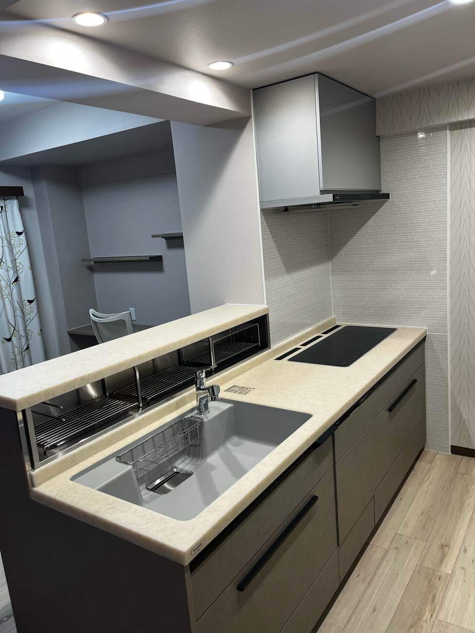 吊り戸棚を外して叶える“明るさ×開放感”の快適キッチン