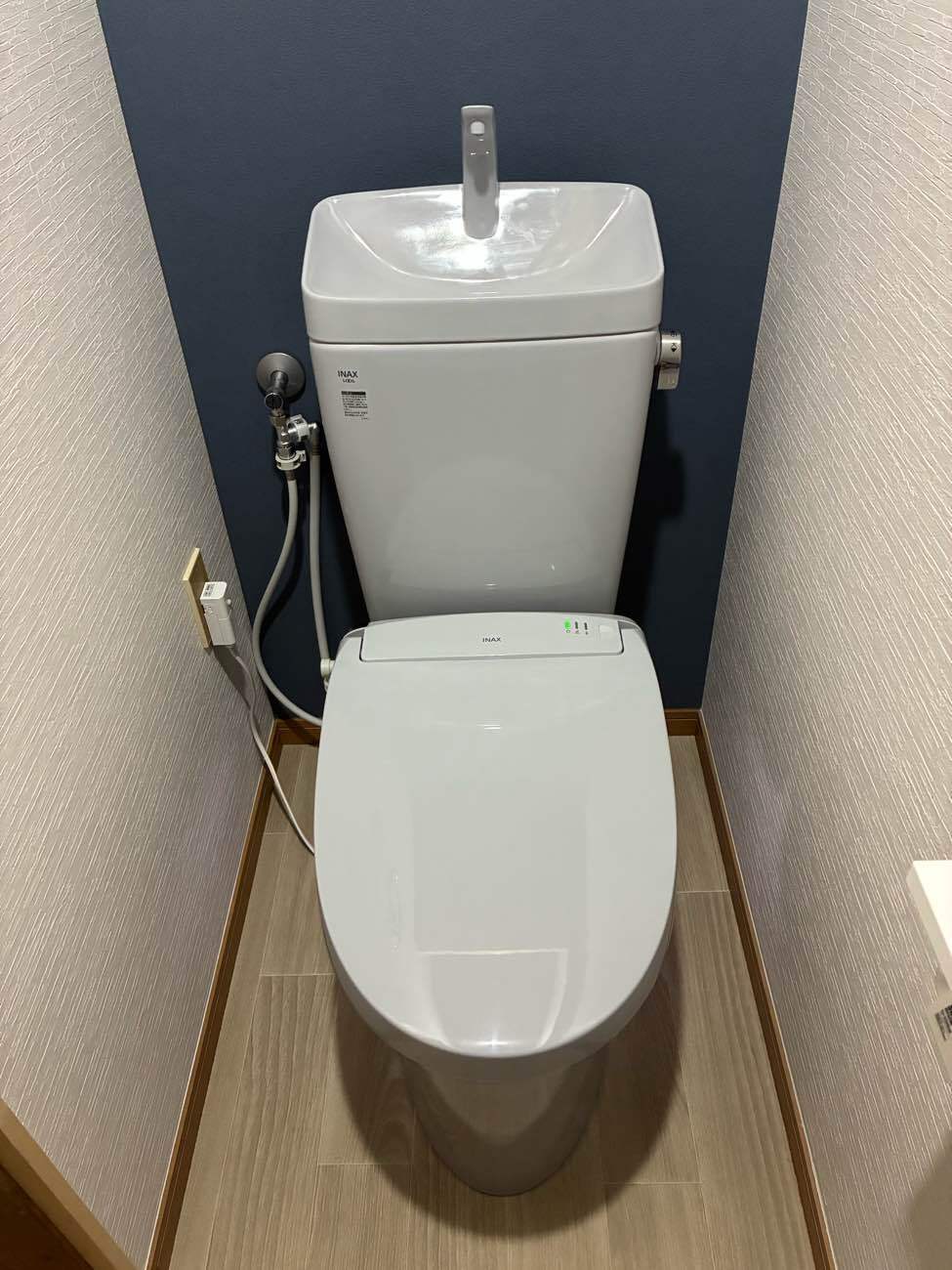 深い青で引き締め、タイル撤去で生まれ変わる