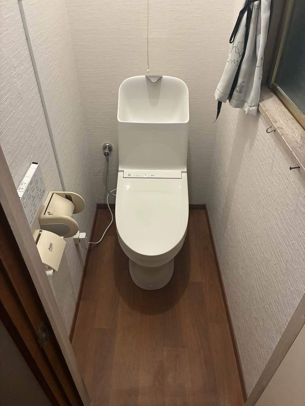 白基調から茶色フローリングで一新！短日で叶うトイレ改装