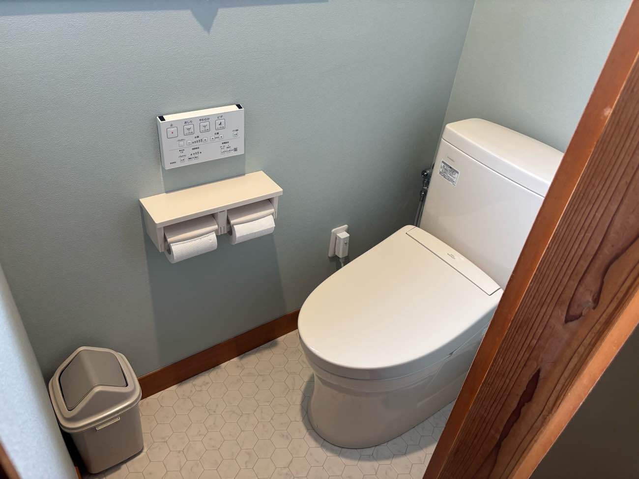 爽やか水色で一新したトイレ短期リフォーム